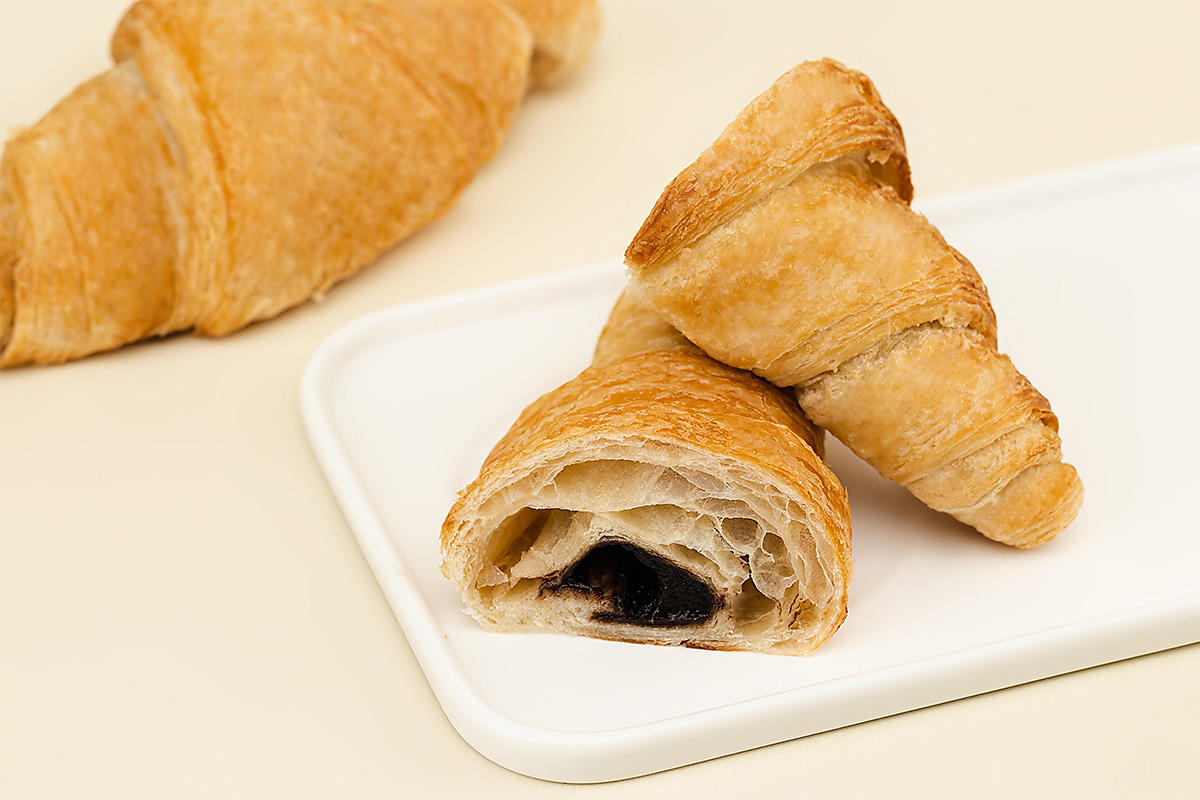 Круассан с брусничной начинкой